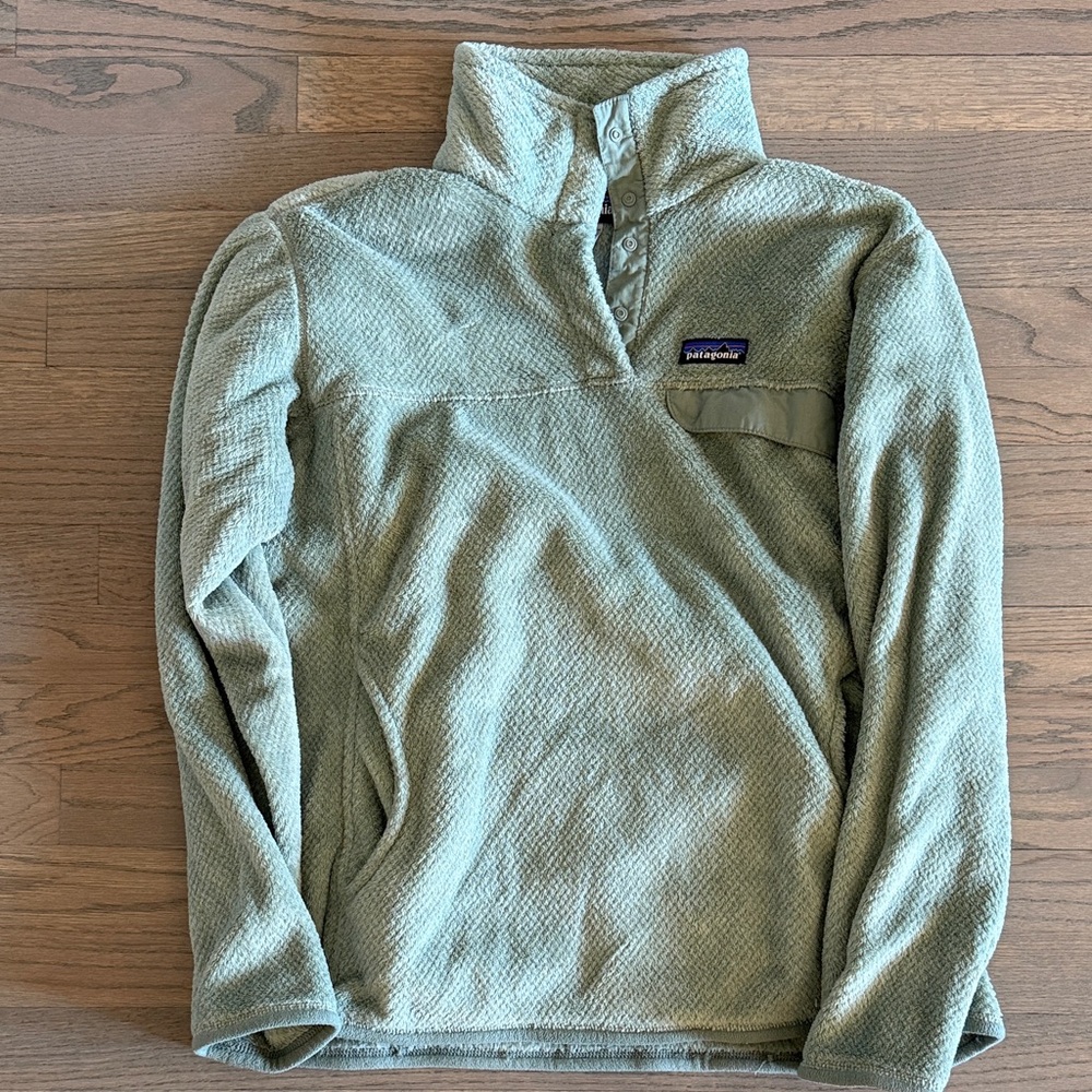 Patagonia women’s  Zip-Up Sweater in Light Green - XL